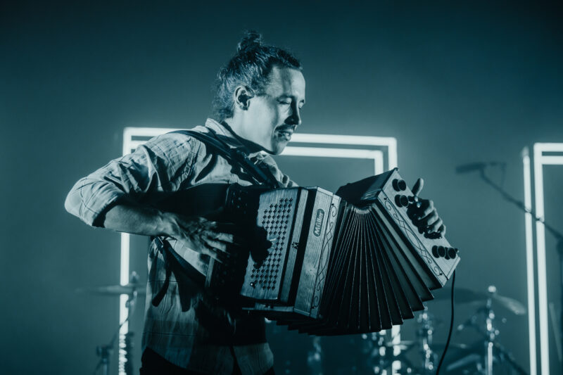 Florian Ritt von Folkshilfe bei einem Auftritt in der KUGA Großwarasdorf – mit Quetschn auf der Bühne (Foto: Capture The Show)