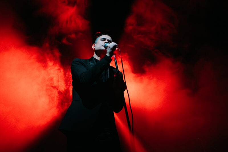 David Kleinl von Tanz Baby im WUK Wien – rotes Bühnenlicht (Foto: Capture The Show)