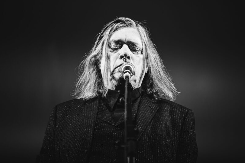 Blixa Bargeld von Einstürzende Neubauten beim Arena Wien Open Air – markanter Ausdruck im Scheinwerferlicht (Foto: Capture The Show)