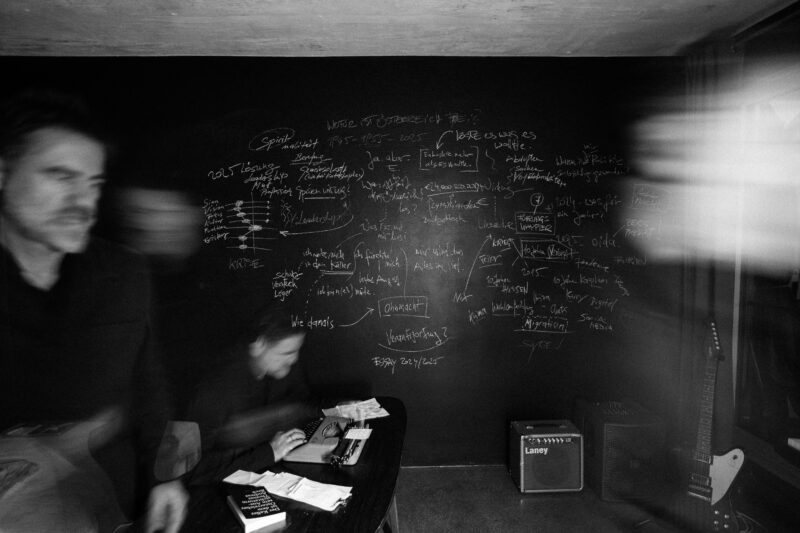 Thomas Andreas Beck – emotionales Schwarzweiß-Porträt vor schwarzer Wand