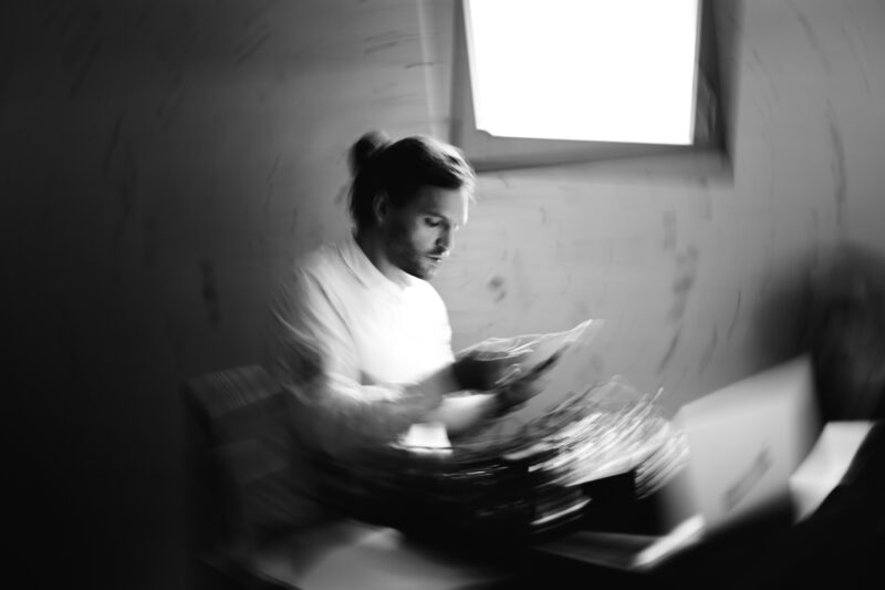 Thomas Köck bei der Performance „Stille führt“ – nachdenklicher Moment während der Inszenierung