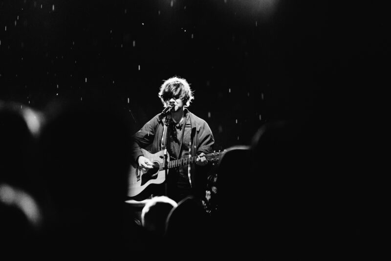 Nino aus Wien live beim LakeSound Festival in Breitenbrunn, Mai 2025 – stimmungsvolle Bühnenaufnahme (Foto: Capture The Show)