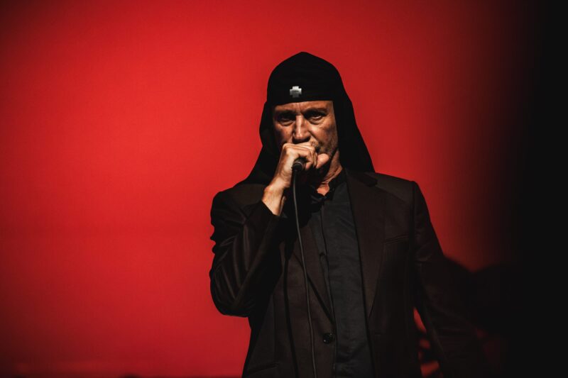 Milan Fras von Laibach live im Orpheum Graz – düsteres Bühnenlicht und intensive Performance (Foto: Capture The Show)